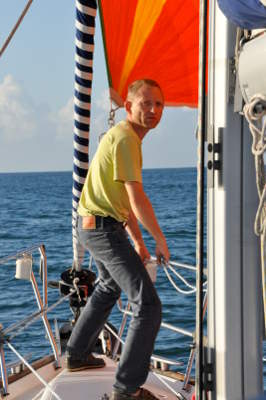 Photo Bertrand à l'avant du bateau, fin envoi spi